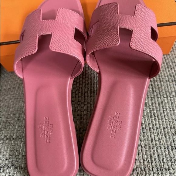 NEW HERMÈS Rose de Venise Epsom Calfskin Oran Sandals - Picture 6 of 13